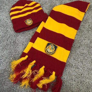 Harry Potter Gryffindor Hat & Scarf in Women